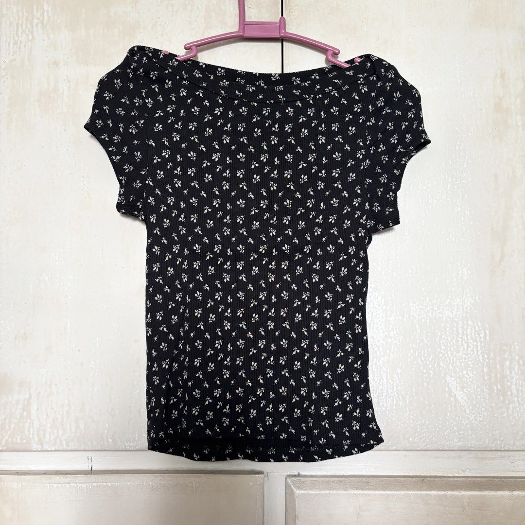 H&M Floral T-shirt (Category: Shirts) located in Pasig City. Submitted by uyamuya (Listing ID 1470756417, Image 1). Description: Brand: H&M Women Size: XS.