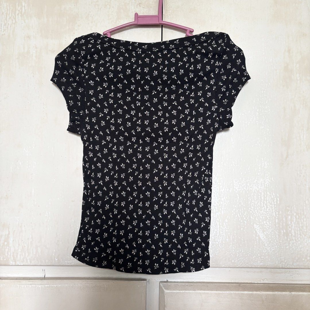 H&M Floral T-shirt (Category: Shirts) located in Pasig City. Submitted by uyamuya (Listing ID 1470756417, Image 2). Description: Brand: H&M Women Size: XS.