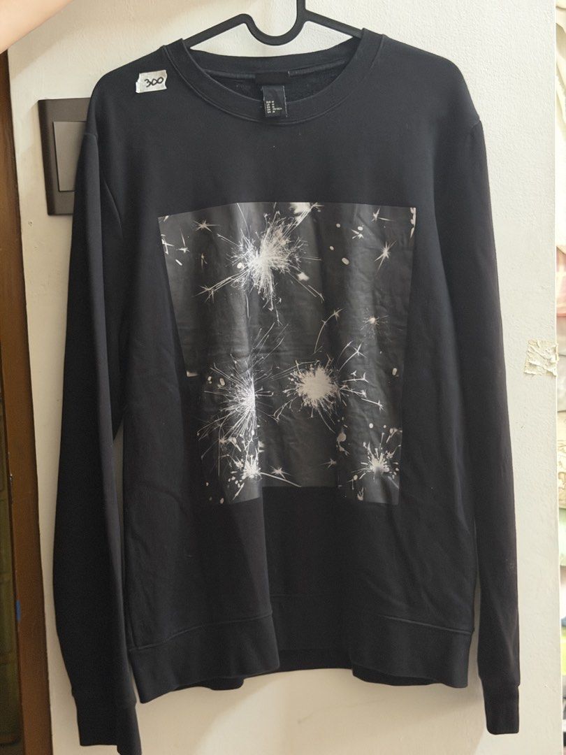 H&M Graphic Crewneck Sweatshirt (Category: Coats, Jackets and Outerwear) located in Bacoor. Submitted by aeieaa (Listing ID 1470783204, Image 1). Description: - Classic crew neckline with ribbed hem and cuffs - Eye-catching square photo graphic print featuring sparklers/fireworks on the front - Comfortable cotton-blend fabric, suitable for everyday casual wear or street style.