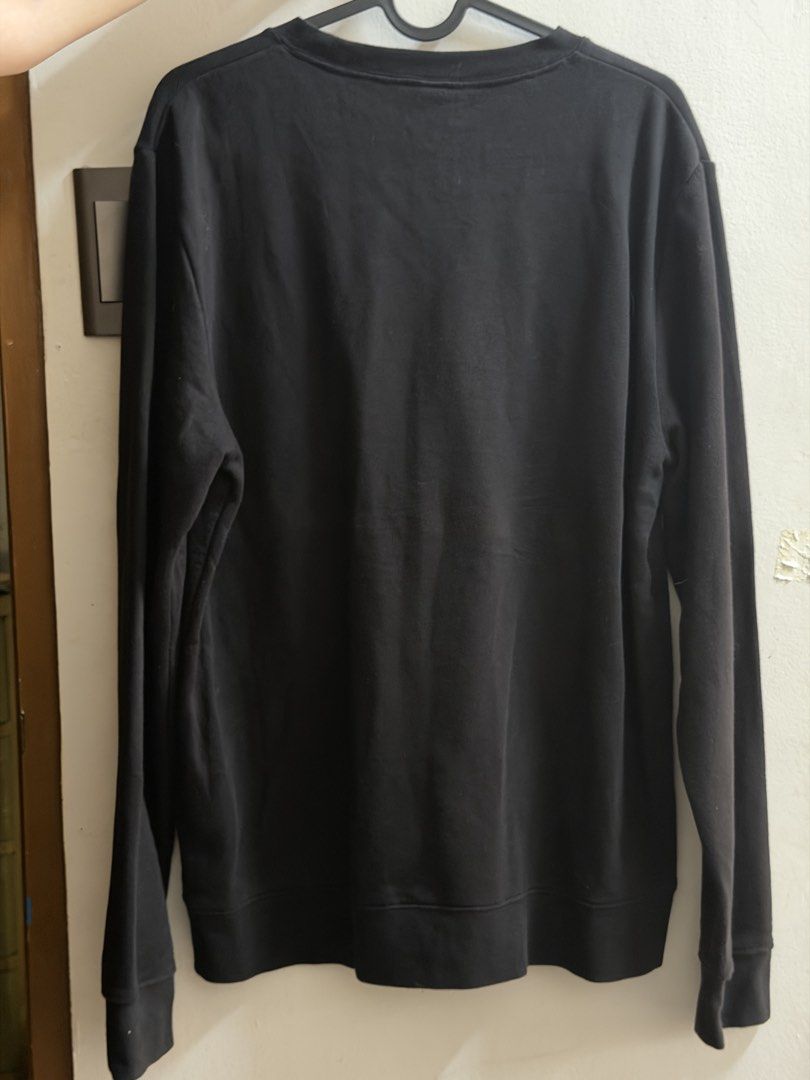 H&M Graphic Crewneck Sweatshirt (Category: Coats, Jackets and Outerwear) located in Bacoor. Submitted by aeieaa (Listing ID 1470783204, Image 2). Description: - Classic crew neckline with ribbed hem and cuffs - Eye-catching square photo graphic print featuring sparklers/fireworks on the front - Comfortable cotton-blend fabric, suitable for everyday casual wear or street style.