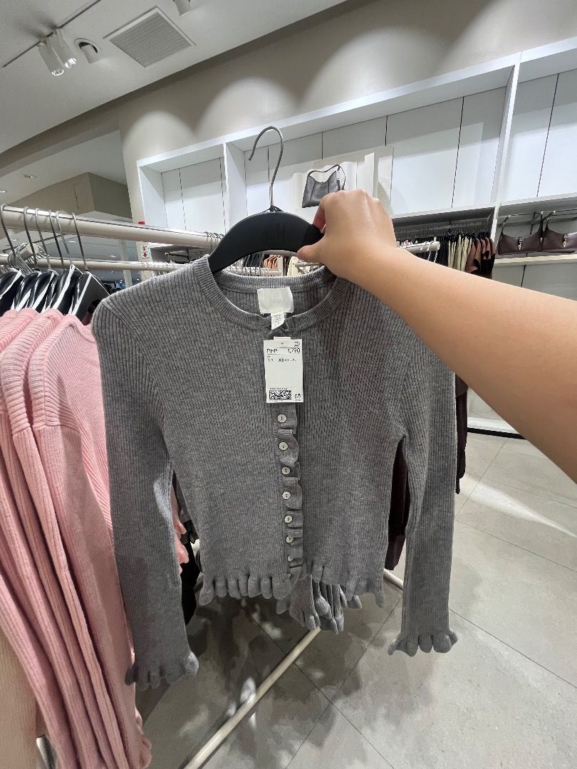 H&M Gray Sweater S (Category: Coats, Jackets and Outerwear) located in Makati City. Submitted by trufflepastalover (Listing ID 1470831332, Image 1). Description: .