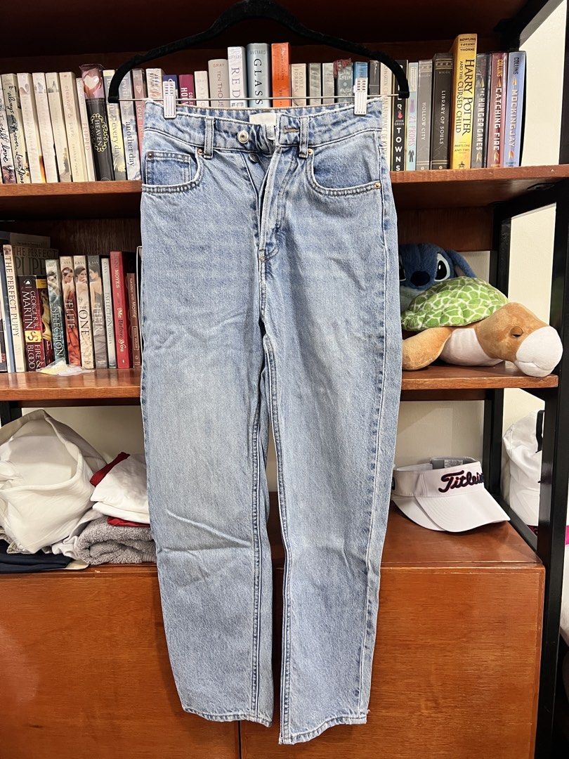 H&M jeans (Category: Jeans) located in Davao. Submitted by bonksz (Listing ID 1470876510, Image 1). Description: H&m mom jeans size 32.