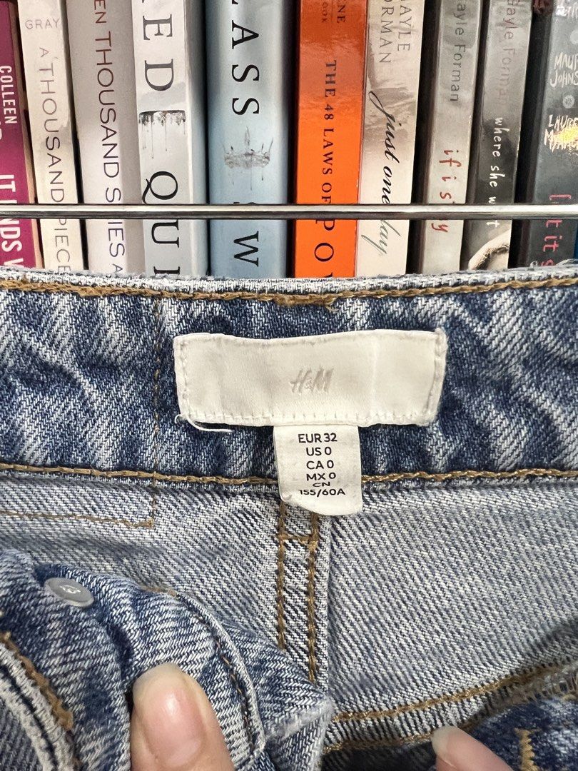 H&M jeans (Category: Jeans) located in Davao. Submitted by bonksz (Listing ID 1470876510, Image 2). Description: H&m mom jeans size 32.
