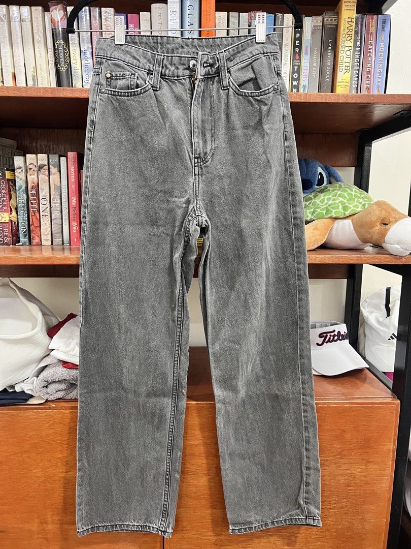 H&M jeans (Category: Jeans) located in Davao. Submitted by bonksz (Listing ID 1470878558, Image 1). Description: Size 34 fits 25.