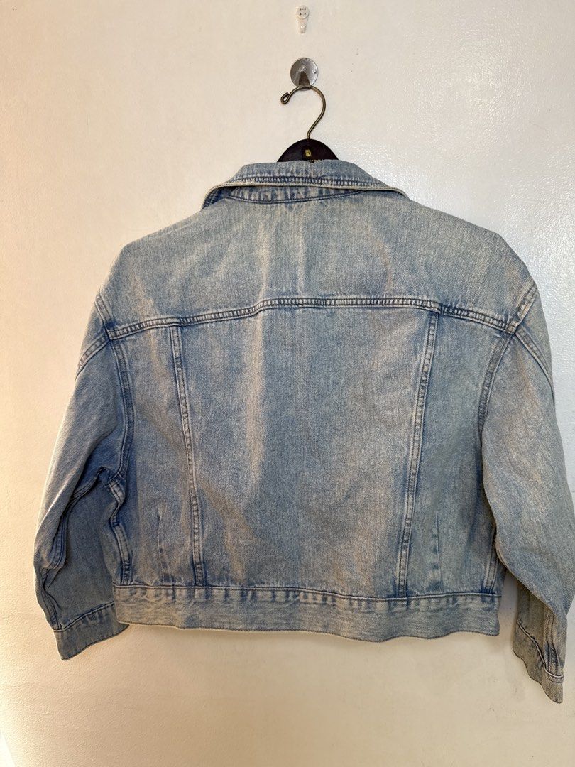 H&m Light wash denim jacket oversized vintage style (Category: Coats, Jackets and Outerwear) located in Quezon City. Submitted by dropdeadprices (Listing ID 1470788363, Image 2). Description: - Style: Light wash denim jacket with a slightly faded, lived-in look - Closure: Classic button-front - Details: Structured collar and two functional chest flap pockets Pit to pit 25.5 inches when laid flat - Length: Approx. 22.5 inches from collar down - Fi