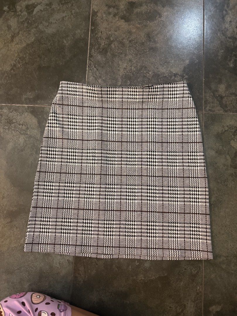 H&M Plaid Mini Skirt XS (Category: Skirts) located in Manila. Submitted by fameiax (Listing ID 1470859833, Image 1). Description: .