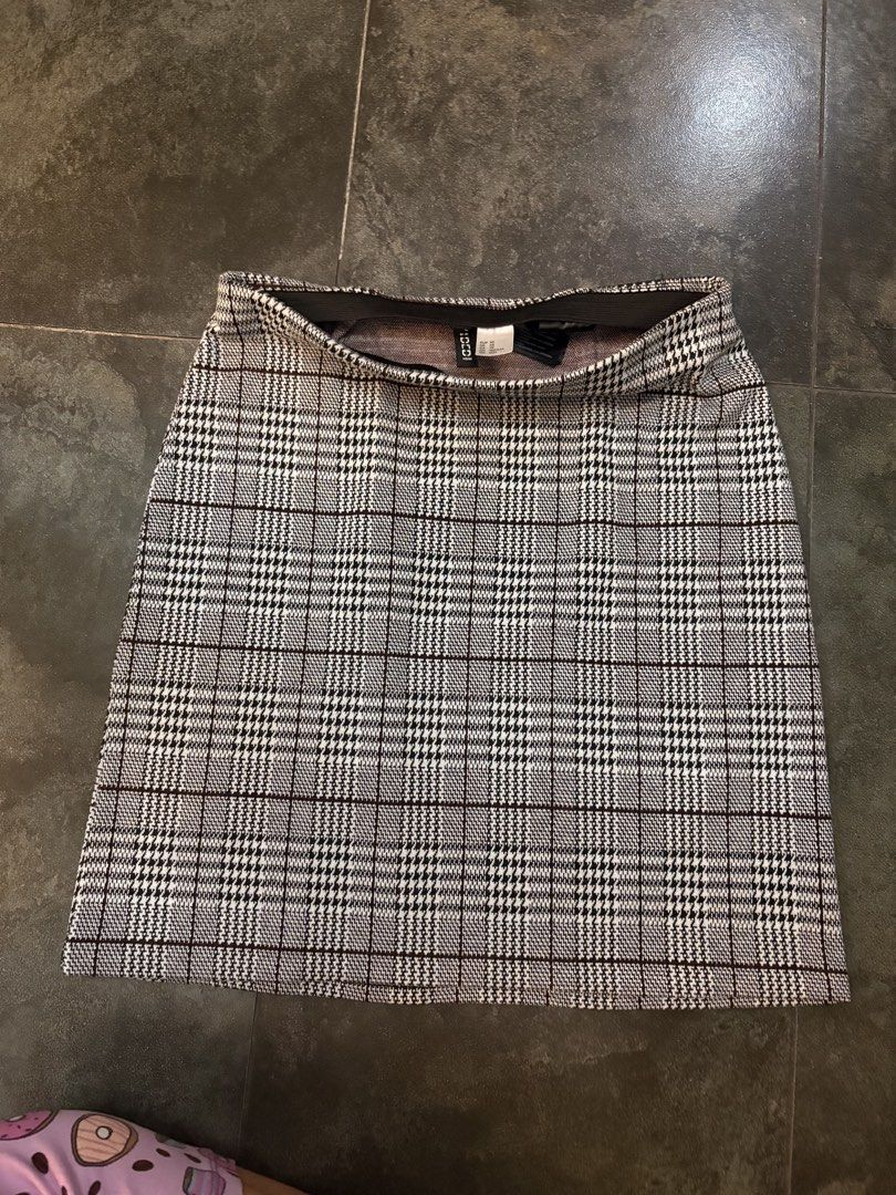 H&M Plaid Mini Skirt XS (Category: Skirts) located in Manila. Submitted by fameiax (Listing ID 1470859833, Image 2). Description: .