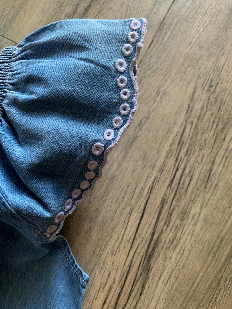 H&M Soft Denim Top / 851 (Category: Babies & Kids Fashion) located in Paranaque City. Submitted by famsale2016 (Listing ID 1470799586, Image 3). Description: Like new ✨ US 8-9 y on tag H&M kids’ lightweight denim top featuring ruffled flutter sleeves trimmed with white decorative eyelet/broderie anglaise embroidery, a gathered elasticated scoop neckline, and an A-line silhouette. .