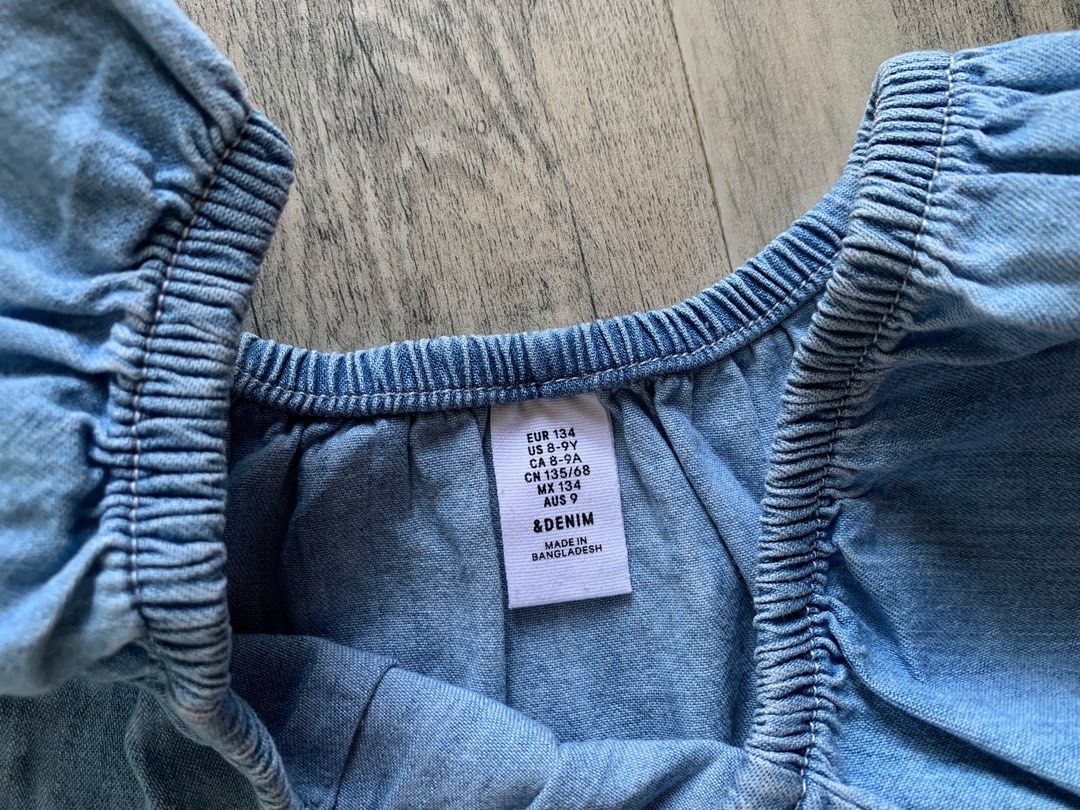 H&M Soft Denim Top / 851 (Category: Babies & Kids Fashion) located in Paranaque City. Submitted by famsale2016 (Listing ID 1470799586, Image 2). Description: Like new ✨ US 8-9 y on tag H&M kids’ lightweight denim top featuring ruffled flutter sleeves trimmed with white decorative eyelet/broderie anglaise embroidery, a gathered elasticated scoop neckline, and an A-line silhouette. .