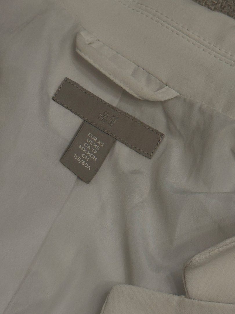 H&M White Blazer Size XS (Category: Coats, Jackets and Outerwear) located in Manila. Submitted by calmgem24 (Listing ID 1470866293, Image 2). Description: - Brand: H&M - Size: XS - Color: White - Style: Classic lapel collar, open front - Condition: Great shape, worn only a couple of times - Versatility: Perfect for office wear or casual outings.