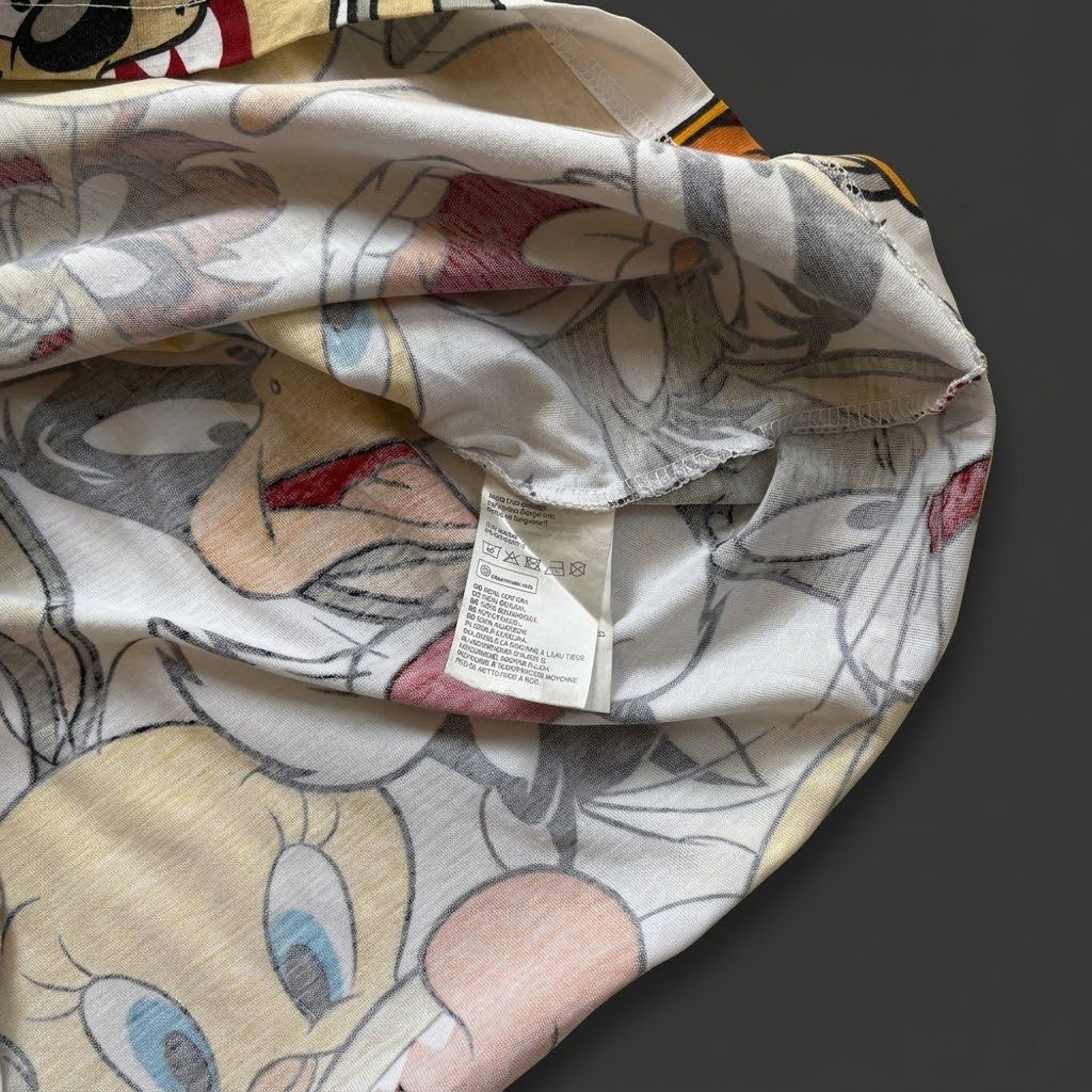 H&M x WARNER BROTHERS FULL-PRINT SHIRT (Category: Tshirts & Polo Shirts ) located in Taguig. Submitted by clarrk95 (Listing ID 1470894607, Image 3). Description: H&M x Warner Brothers Full-Print Shirt Size: XL (Tag) Length: 27.5inches Width: 21inches PRICE: ₱350 only! ✅ Very good condition ✅ add shipping fee ✅ ignoring LP inquiry Shipping: Lalamove | J&T | LBC Location: Taguig📍 Payment: Gcash | Bank | Cash FB: THRFT IG: thrft_25 DM for more deta