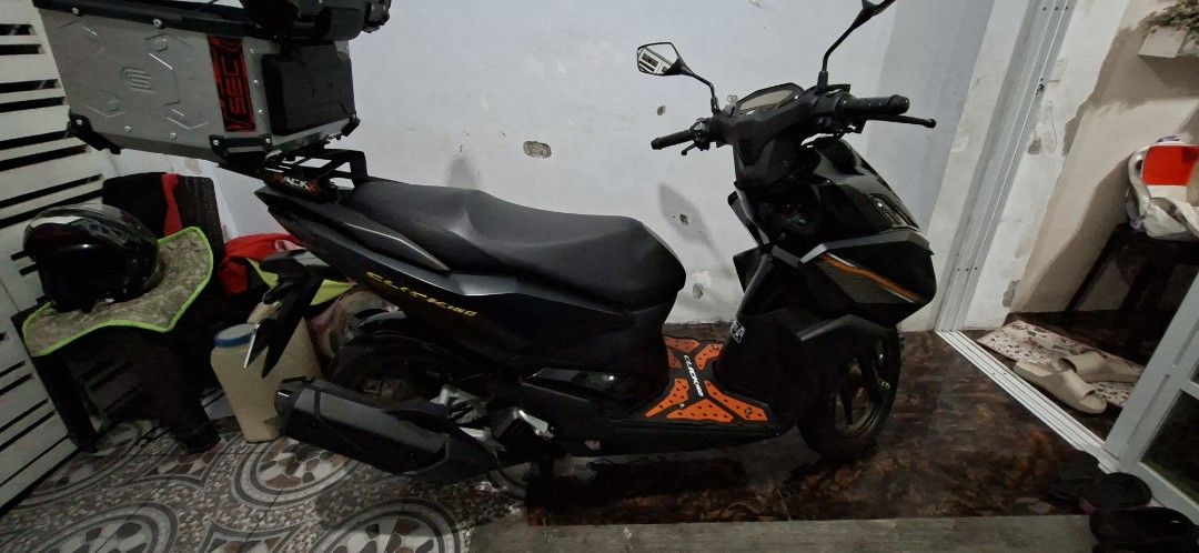 Honda Click 160 (Category: Motorbikes for Sale) located in Cabuyao City. Submitted by brio3 (Listing ID 1470762460, Image 2). Description: Honda Click 160 2026 Gunpowder black metallic Smart key ignition system eSP+ technology 4 valves Well maintained No issues Original OR/CR LTO registered until 2029 Rear bracket and top box are not included Location is Cabuyao, Laguna for interested buyers call or txt 09777009454.