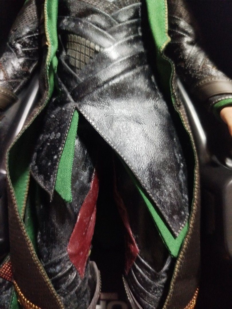 Hot Toys 1/6 Loki (Category: Action & Battle Toys) located in Manila. Submitted by lbj.lbj (Listing ID 1470832868, Image 3). Description: No more last price. Missing Knife and may white spot sa lower part..