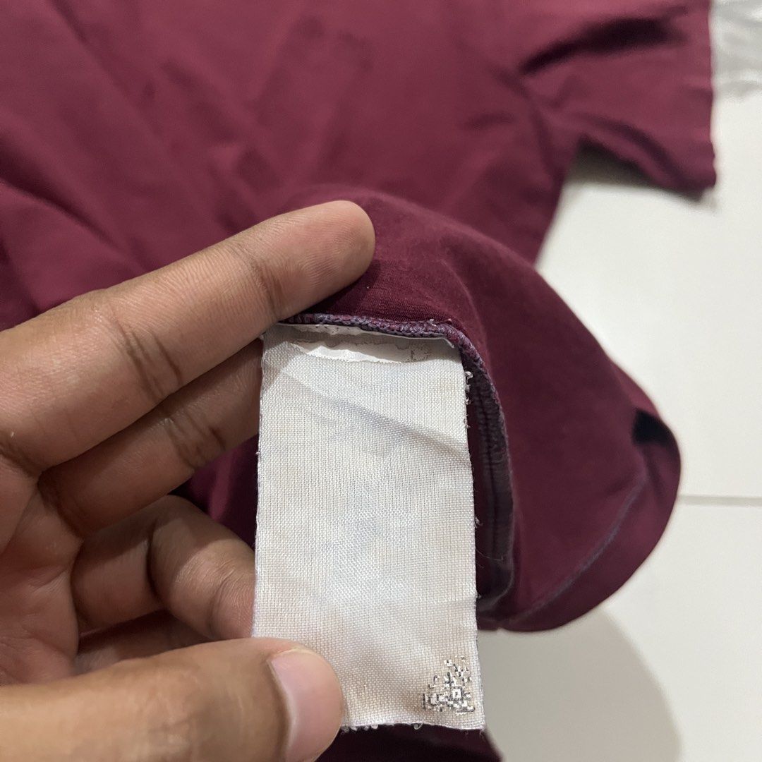 Hugo Boss (Category: Tshirts & Polo Shirts ) located in Bacoor. Submitted by manonghits_2000 (Listing ID 1470889404, Image 2). Description: Hugo Boss 22x29 Very good condition Flawless.