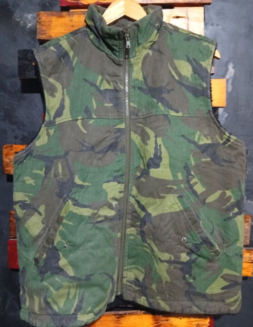 Hunter Camouflage Fleece Lined Zip Vest (Category: Vests) located in Manila. Submitted by fastdragon_62f8c6 (Listing ID 1470853901, Image 3). Description: - Hunter camouflage vest in versatile green tones - Thick black fleece lining for extra warmth - Durable heavy canvas outer material - Full front zipper closure - Two convenient front hand pockets with snap buttons - Stand-up collar for added protection against the cold - Great layering piece f