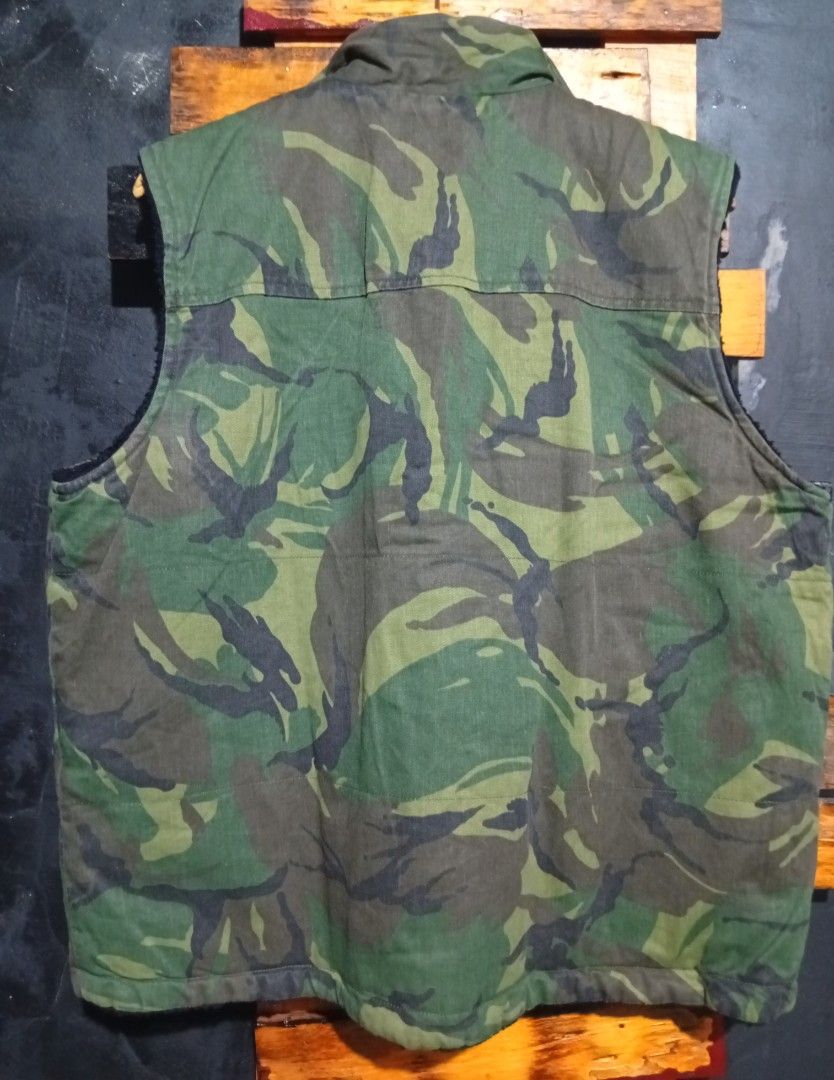 Hunter Camouflage Fleece Lined Zip Vest (Category: Vests) located in Manila. Submitted by fastdragon_62f8c6 (Listing ID 1470853901, Image 2). Description: - Hunter camouflage vest in versatile green tones - Thick black fleece lining for extra warmth - Durable heavy canvas outer material - Full front zipper closure - Two convenient front hand pockets with snap buttons - Stand-up collar for added protection against the cold - Great layering piece f