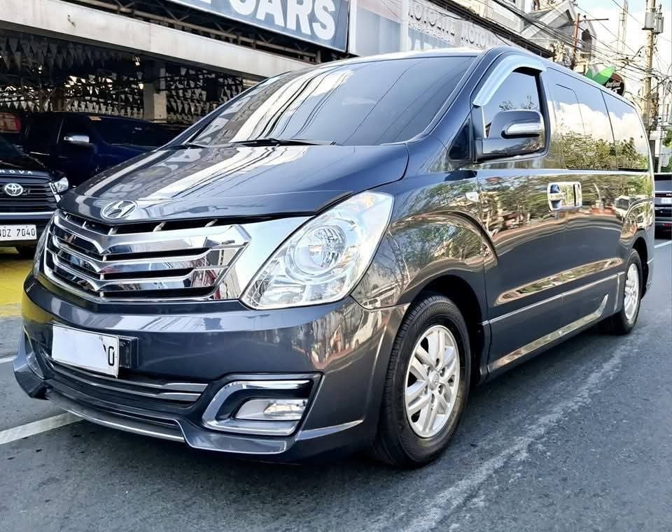 Hyundai STAREX VIP ROYALE Auto (Category: Used Cars) located in Manila. Submitted by colynsantos (Listing ID 1470806928, Image 2). Description: 2017 Hyundai Starex Vip Royale 𝙒𝙀 𝘼𝘾𝘾𝙀𝙋𝙏 𝙏𝙍𝘼𝘿𝙀 𝙄𝙉 𝘼𝙉𝘿 𝙁𝙄𝙉𝘼𝙉𝘾𝙄𝙉𝙂‼️ 𝗖𝗮𝗹𝗹 𝗼𝗿 𝗺𝗲𝘀𝘀𝗮𝗴𝗲 𝘂𝘀 𝗳𝗼𝗿 𝗺𝗼𝗿𝗲 𝗱𝗲𝘁𝗮𝗶𝗹𝘀‼️ ☎️📞: 0️⃣9️⃣2️⃣7️⃣4️⃣9️⃣7️⃣7️⃣8️⃣9️⃣7️⃣ Mileage 28tkm ORIGINAL MILEAGE Almost brand new Slightly USED All ORIGINAL Captain SEATS.
