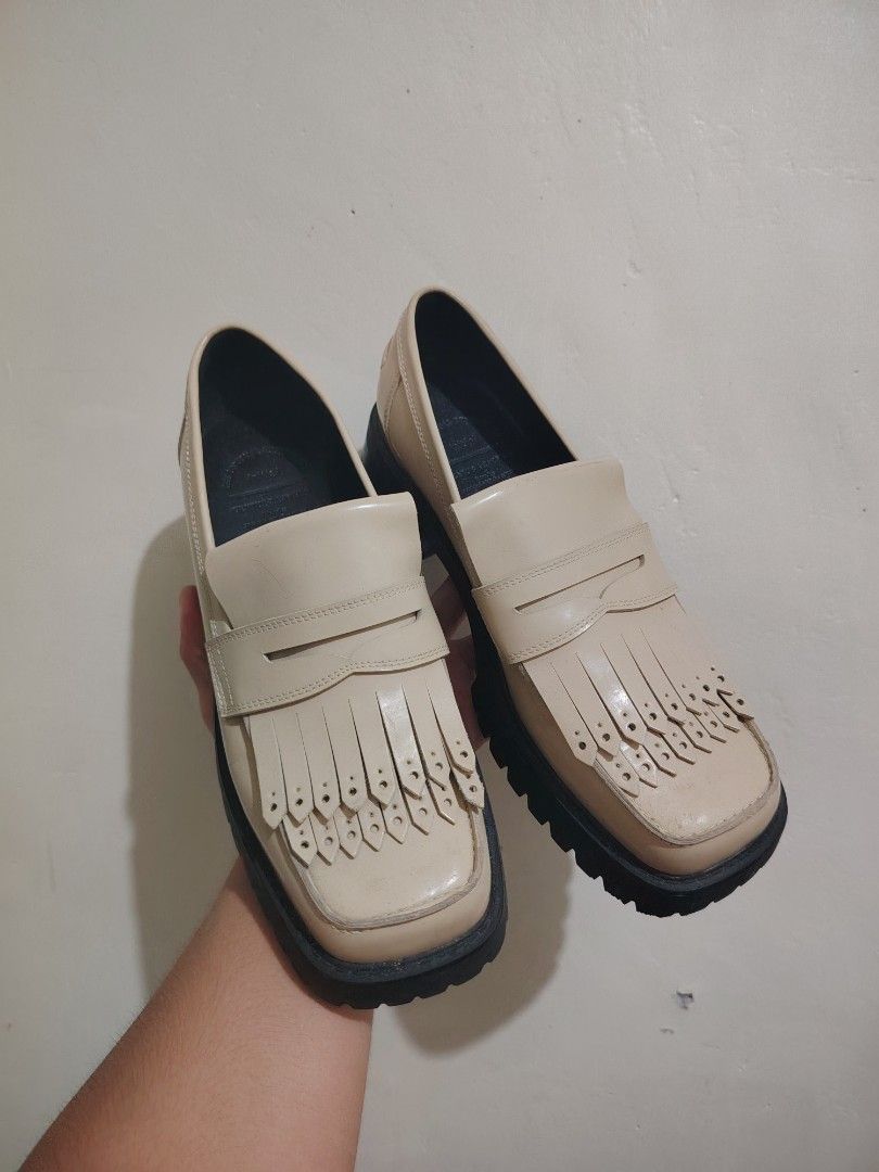 INITIAL LOAFERS UNISEX (Category: Casual Shoes) located in Manila. Submitted by lunaras_declutter (Listing ID 1470841418, Image 1). Description: GOOD AS NEW NO ISSUE.