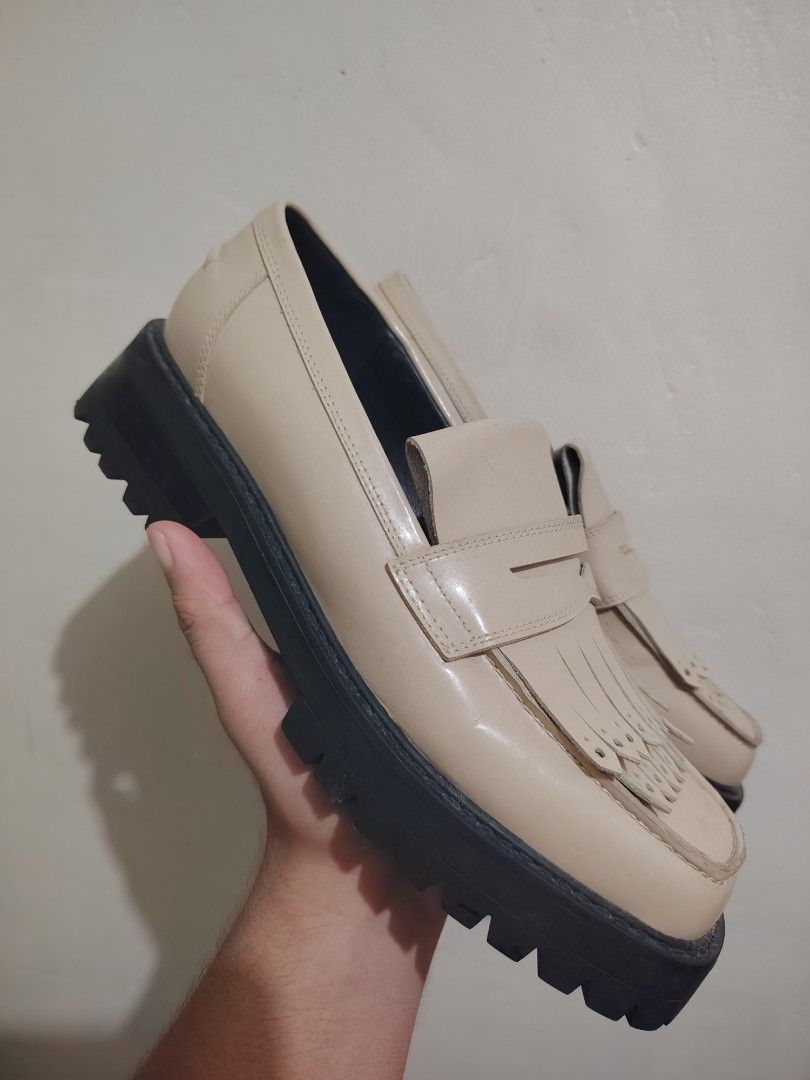 INITIAL LOAFERS UNISEX (Category: Casual Shoes) located in Manila. Submitted by lunaras_declutter (Listing ID 1470841418, Image 3). Description: GOOD AS NEW NO ISSUE.