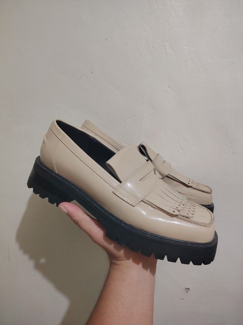 INITIAL LOAFERS UNISEX (Category: Casual Shoes) located in Manila. Submitted by lunaras_declutter (Listing ID 1470841418, Image 2). Description: GOOD AS NEW NO ISSUE.
