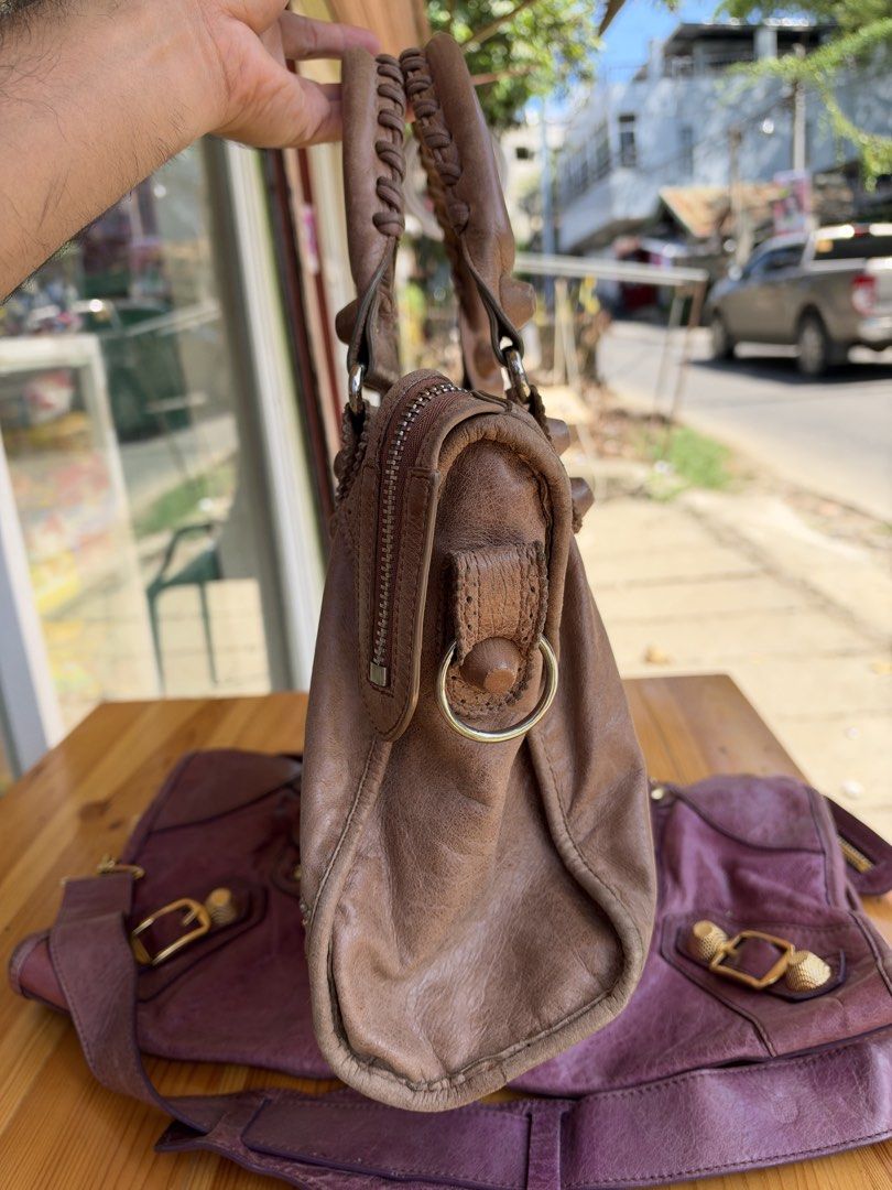 Inspo balen city big studs (Category: Shoulder Bags) located in Cagayan de Oro. Submitted by negosyantesibengineer (Listing ID 1470783226, Image 3). Description: Missing strap Missing 1 studs.