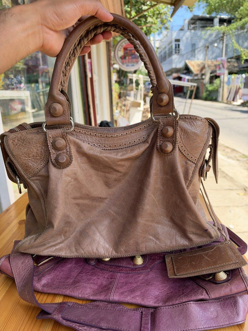 Inspo balen city big studs (Category: Shoulder Bags) located in Cagayan de Oro. Submitted by negosyantesibengineer (Listing ID 1470783226, Image 2). Description: Missing strap Missing 1 studs.