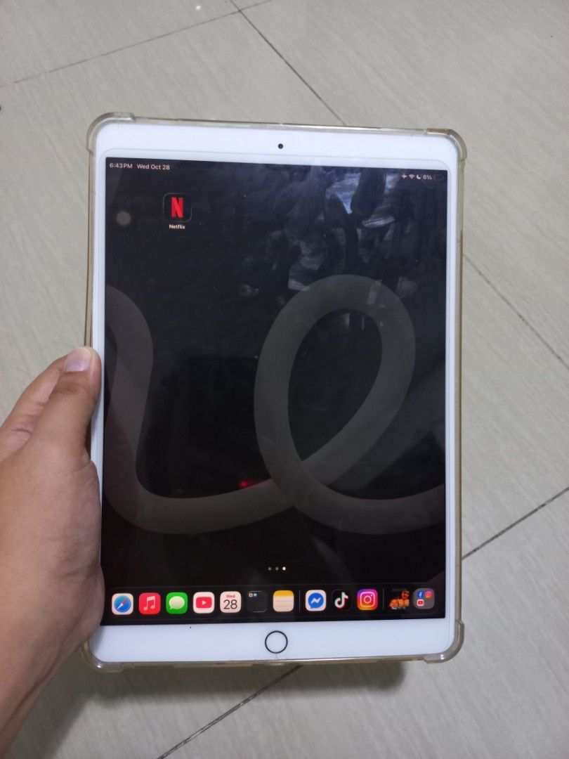 Ipad Air 3 64GB (Category: iPad) located in Manila. Submitted by beanice07 (Listing ID 1470883015, Image 1). Description: Makinis pa! Wifi only May minimal dents lang Ios 26 Normal peak good battery Fingerprint ✅ Both cam malinaw✅ Good for gaming✅ Reading ebooks✅ For editing ✅ Watching movies ✅ Issue: may white spot lang sa screen pero pag naka dark mode di na visible (may pink sa mga edges kita sa picture) (visible lang sya kapag naka white mode