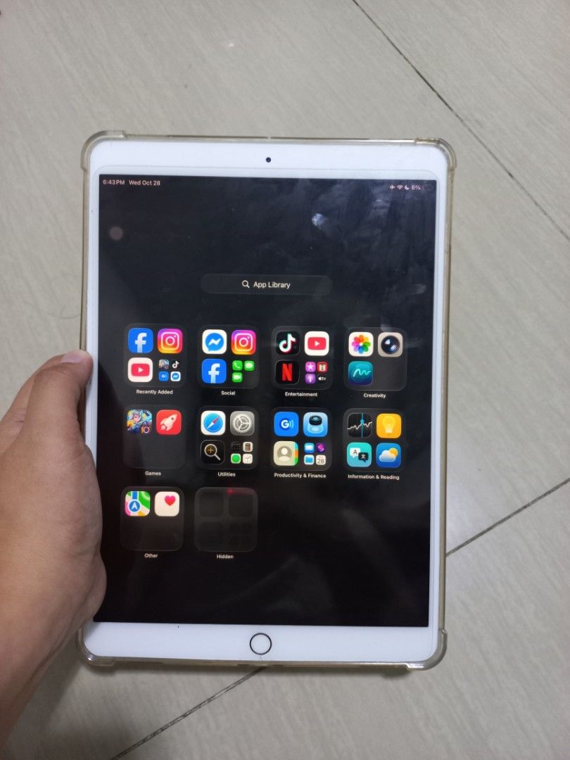 Ipad Air 3 64GB (Category: iPad) located in Manila. Submitted by beanice07 (Listing ID 1470883015, Image 2). Description: Makinis pa! Wifi only May minimal dents lang Ios 26 Normal peak good battery Fingerprint ✅ Both cam malinaw✅ Good for gaming✅ Reading ebooks✅ For editing ✅ Watching movies ✅ Issue: may white spot lang sa screen pero pag naka dark mode di na visible (may pink sa mga edges kita sa picture) (visible lang sya kapag naka white mode