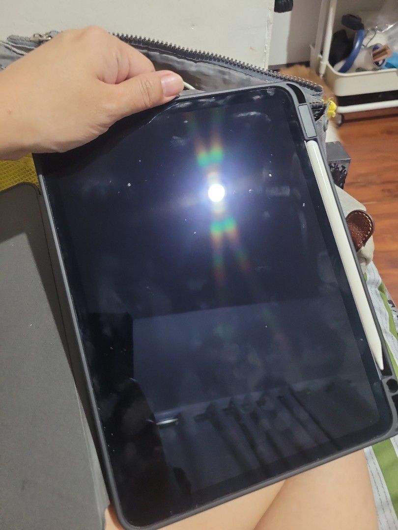 Ipad pro 11 gen 2 (Category: iPad) located in Pasay City. Submitted by vintage_finds28 (Listing ID 1470885948, Image 2). Description: .