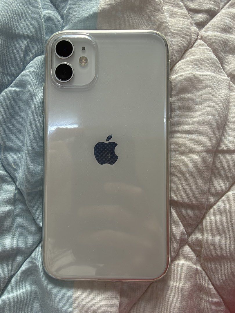 iPhone 11 White 128 gb (Category: iPhone 11 Series) located in Quezon City. Submitted by Janssen (Listing ID 1470815146, Image 3). Description: RFS: Spare phone - Open line - Face id still working - Only issue is the Battery Health 69%, mabilis malowbat other than that wala ng problems or defect. Meet ups only around Quezon City Mod: Bank Transfer or Gcash only.