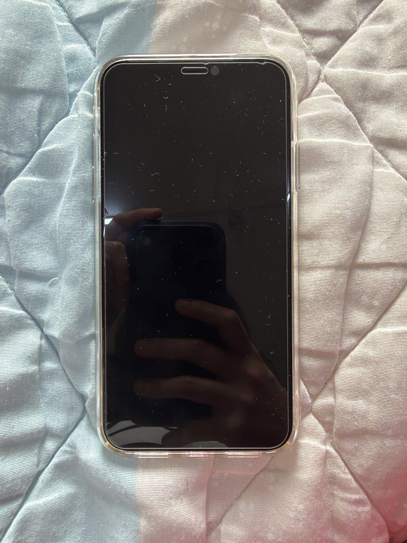 iPhone 11 White 128 gb (Category: iPhone 11 Series) located in Quezon City. Submitted by Janssen (Listing ID 1470815146, Image 2). Description: RFS: Spare phone - Open line - Face id still working - Only issue is the Battery Health 69%, mabilis malowbat other than that wala ng problems or defect. Meet ups only around Quezon City Mod: Bank Transfer or Gcash only.