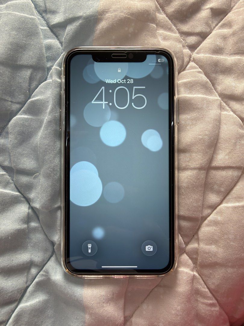 iPhone 11 White 128 gb (Category: iPhone 11 Series) located in Quezon City. Submitted by Janssen (Listing ID 1470815146, Image 1). Description: RFS: Spare phone - Open line - Face id still working - Only issue is the Battery Health 69%, mabilis malowbat other than that wala ng problems or defect. Meet ups only around Quezon City Mod: Bank Transfer or Gcash only.