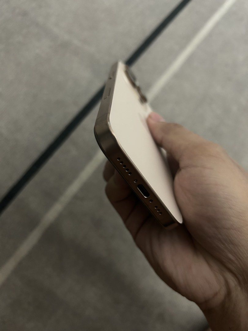 iphone 16 pro 128gb (Category: iPhone 16 Series) located in Manila. Submitted by vin.eb (Listing ID 1470766669, Image 2). Description: 92% batthealth smart/tnt sim only no issue except dents/scratch sa sides see attach pic unit & case only pasig/taguig loc.