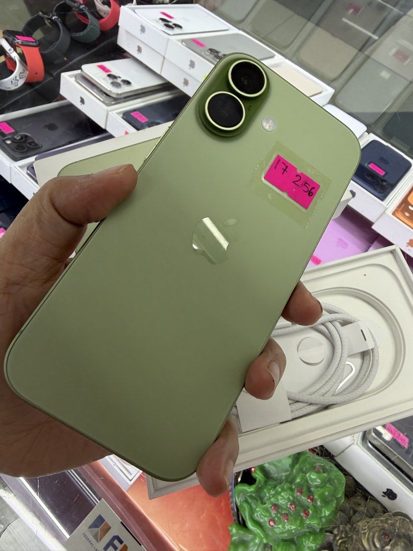 iphone 17 (Category: iPhone 17 Series) located in Marikina City. Submitted by alicedelarosa (Listing ID 1470751571, Image 3). Description: magnda pa 17 with box ...