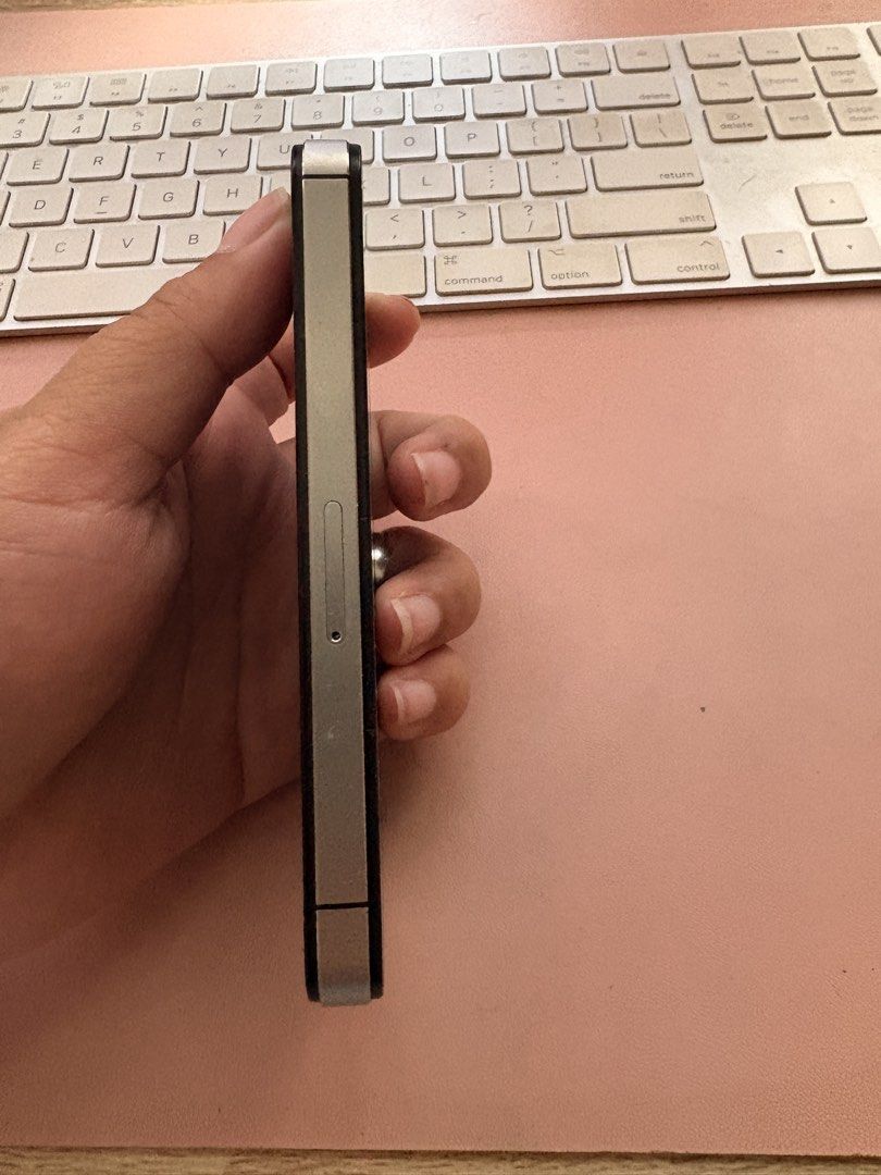 iphone 4s as a digicam, ereader, and music player (Category: Others) located in Taguig. Submitted by anrzz118 (Listing ID 1470787804, Image 3). Description: selling my iphone 4s for 1000! can be used as a digicam, digital audio player, or ereader! kaya lagyan ng music through 3utools, and 3utools din gagamitin to extract the photos sa phone. phone is working fine, matagal malowbat kahit mag music. what to expect: since this is an old iphone, di k
