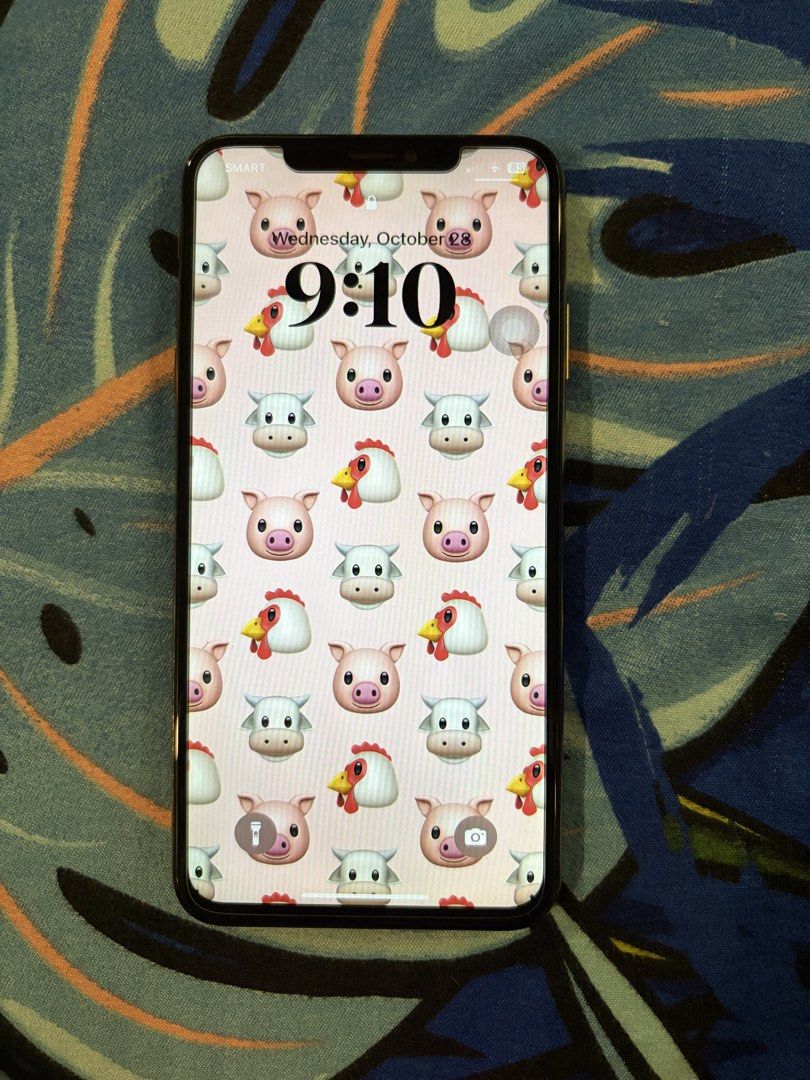 Iphone Xs Max (Category: iPhone X Series) located in Badoc. Submitted by kallista.cia (Listing ID 1470749515, Image 2). Description: true tone working makinis with cases, extra tempered and charger factory unlocked all buttons working issue: face id.