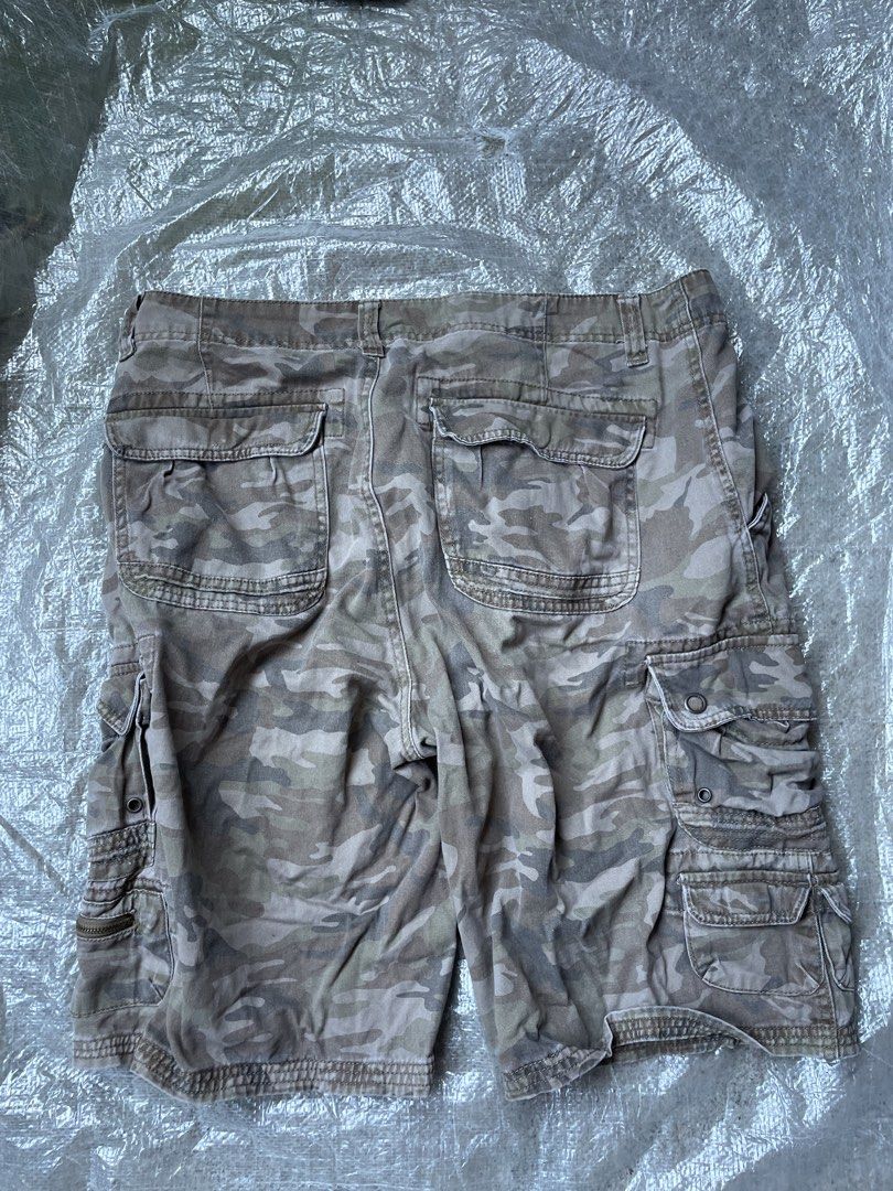 IRON CO. Camouflage Cargo Shorts Size 33 (Category: Shorts) located in Siniloan. Submitted by rethr1ft (Listing ID 1470837654, Image 3). Description: - Brand: IRON CO. - Style: Cargo shorts in camo print - Size: 33 - Material: 100% cotton - Features: Multiple side and back pockets with button and zippered compartments - Condition/Use: Great for everyday casual wear or outdoor activities.
