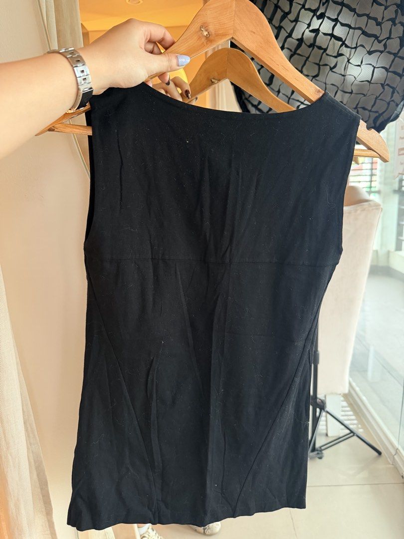 JIL SANDER sleeveless top (Category: Sleeveless) located in Taytay. Submitted by chloweann (Listing ID 1470829294, Image 2). Description: JIL SANDER TOP black Small.