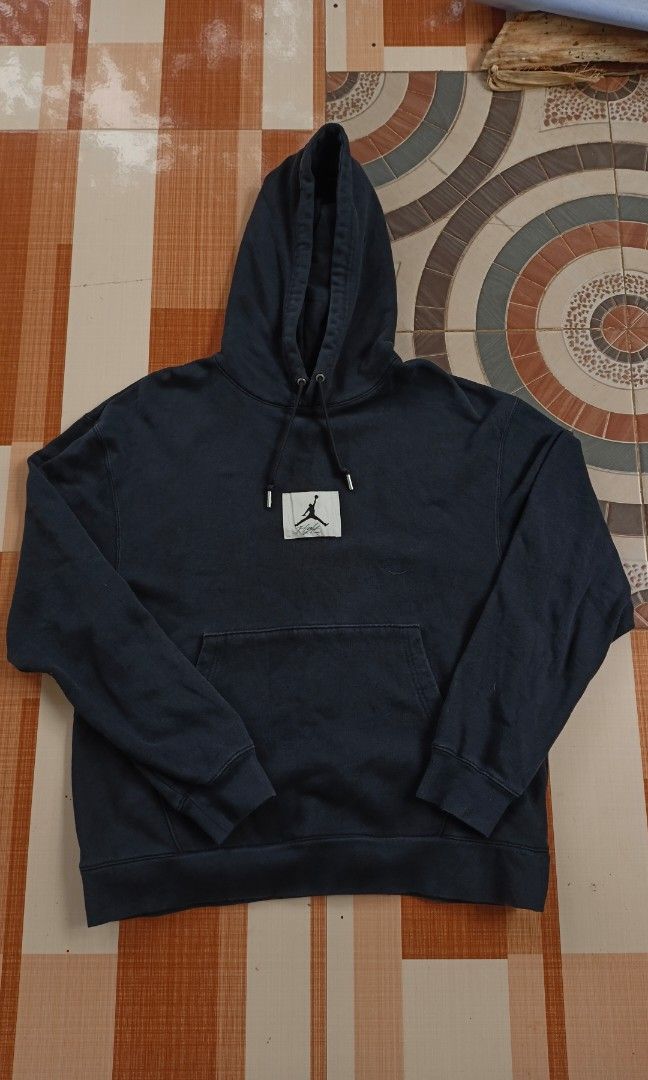 Jordan Flight Jumpman Patch Hoodie (Category: Coats, Jackets and Outerwear) located in Canlaon. Submitted by thriftytrift (Listing ID 1470848190, Image 1). Description: Width-23 Length-27 Condition:9.8/10 as new condition Color may vary due to lightning No issue.