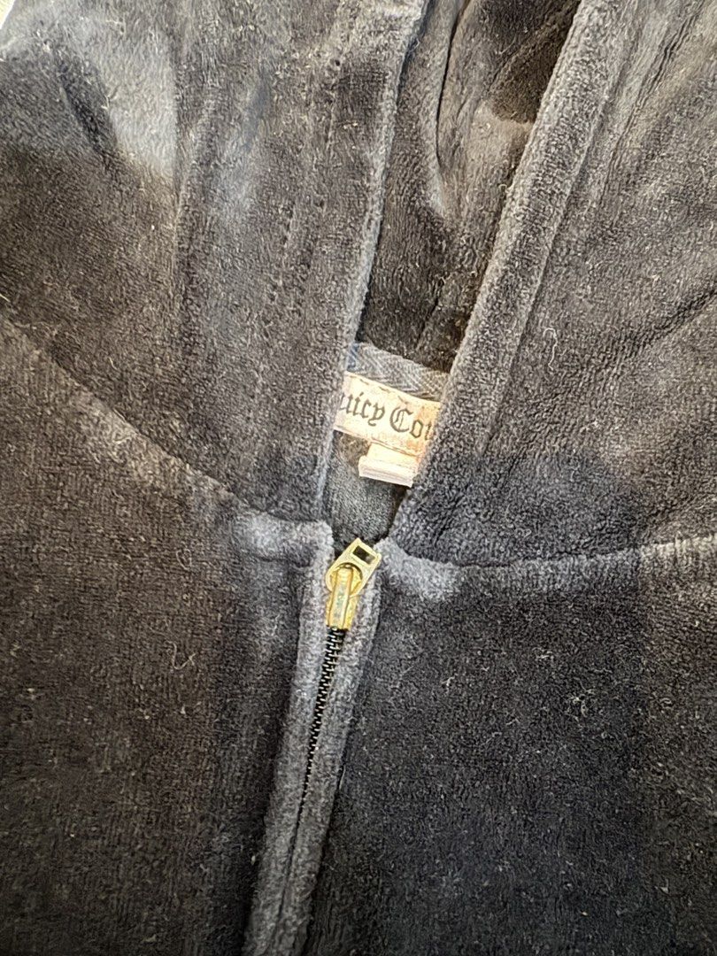 Juicy Couture (Category: Coats, Jackets and Outerwear) located in Echague. Submitted by jake_rc (Listing ID 1470758721, Image 2). Description: Juicy Couture Velvet Medium on tag Missing puller Color 8.5/10 Price 370 plus SF.