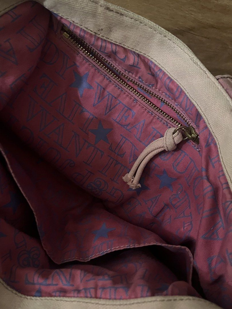 Juicy Couture Pink Tote Bag (Category: Tote Bags) located in Quezon City. Submitted by pinkvanilla.milkshake (Listing ID 1470749036, Image 2). Description: Needs deep cleaning lol Worn out na itsura pero matibay ‘to haha.
