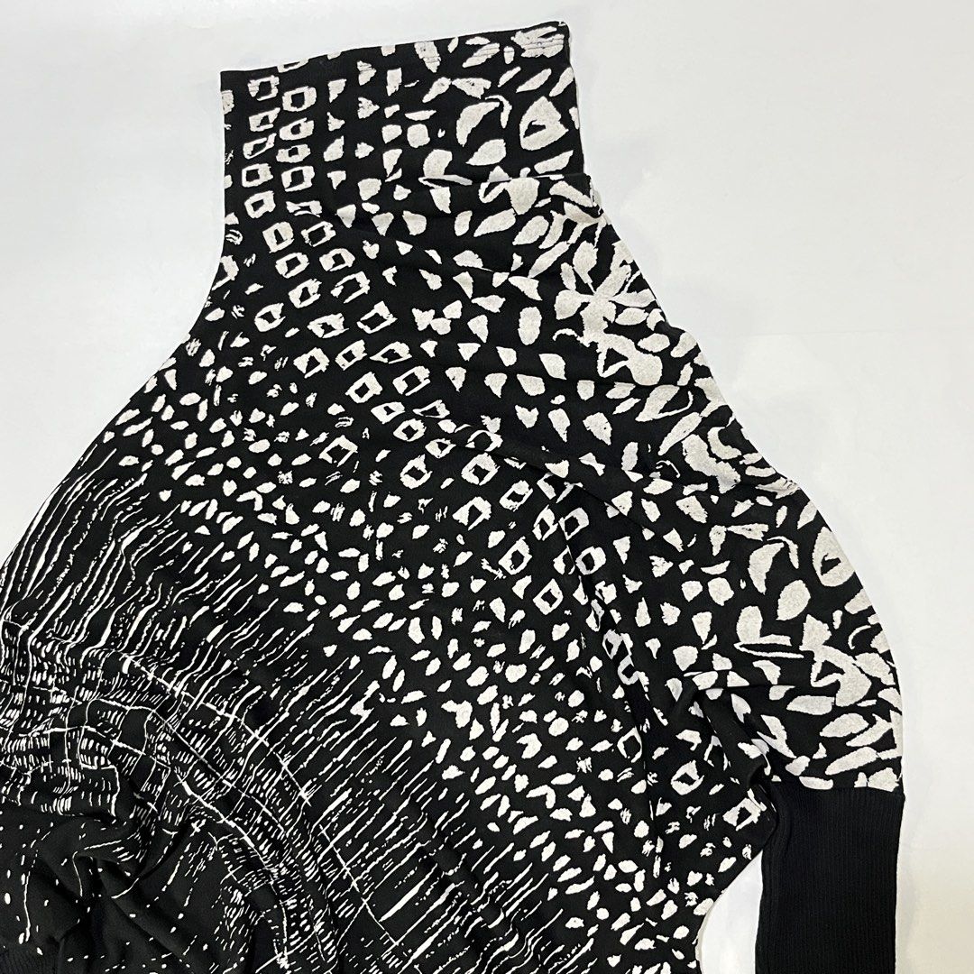 JUST CAVALLI ASYMMETRICAL TOP (Category: Luxury Apparel) located in Bacolod City. Submitted by the.finest (Listing ID 1470916239, Image 3). Description: Just Cavalli High Neck Asymmetrical Top Tag Size: 6 Fits Medium Condition: 9/10 7,000+shipping fee.
