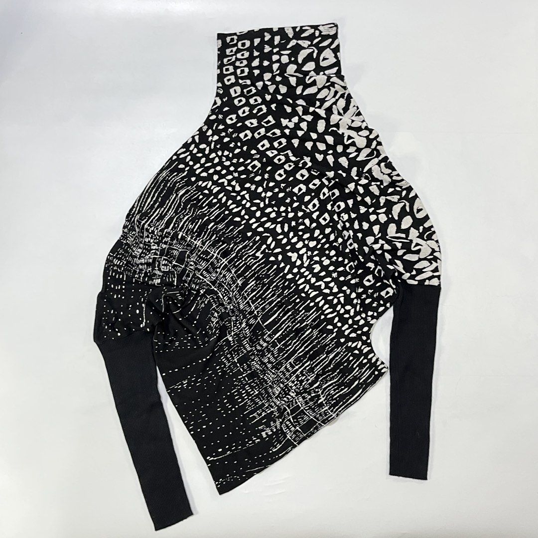 JUST CAVALLI ASYMMETRICAL TOP (Category: Luxury Apparel) located in Bacolod City. Submitted by the.finest (Listing ID 1470916239, Image 1). Description: Just Cavalli High Neck Asymmetrical Top Tag Size: 6 Fits Medium Condition: 9/10 7,000+shipping fee.