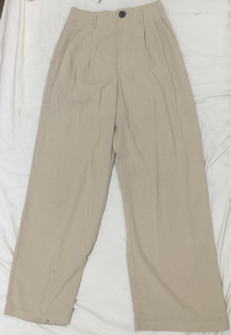 Khaki Pants with 2 side pockets (Category: Other Bottoms) located in Pasig City. Submitted by sellervon (Listing ID 1470855168, Image 1). Description: Minimal flaw (may ink na hindi natanggal) .