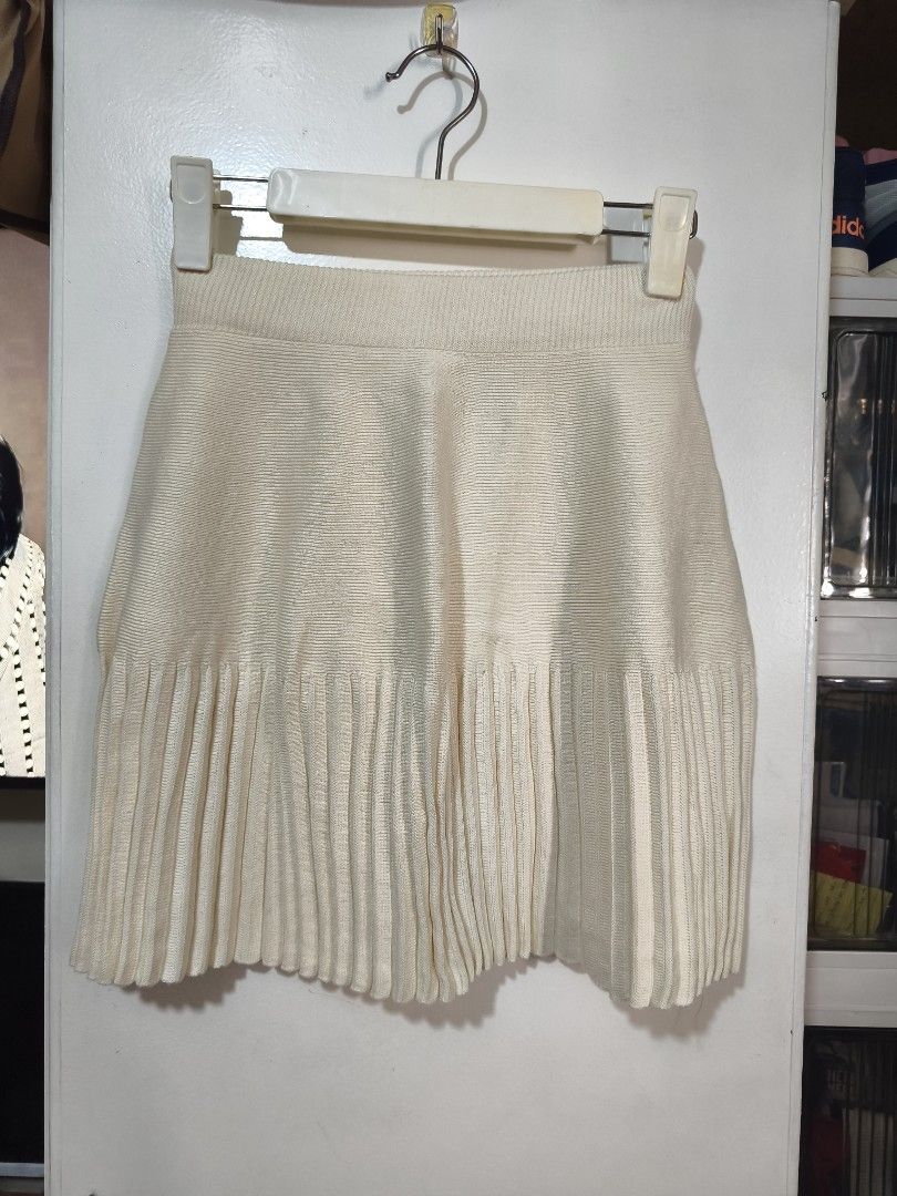Knitted Mini Skirt (Category: Skirts) located in Quezon City. Submitted by uydaisy1979 (Listing ID 1470757025, Image 1). Description: fits up to Med.