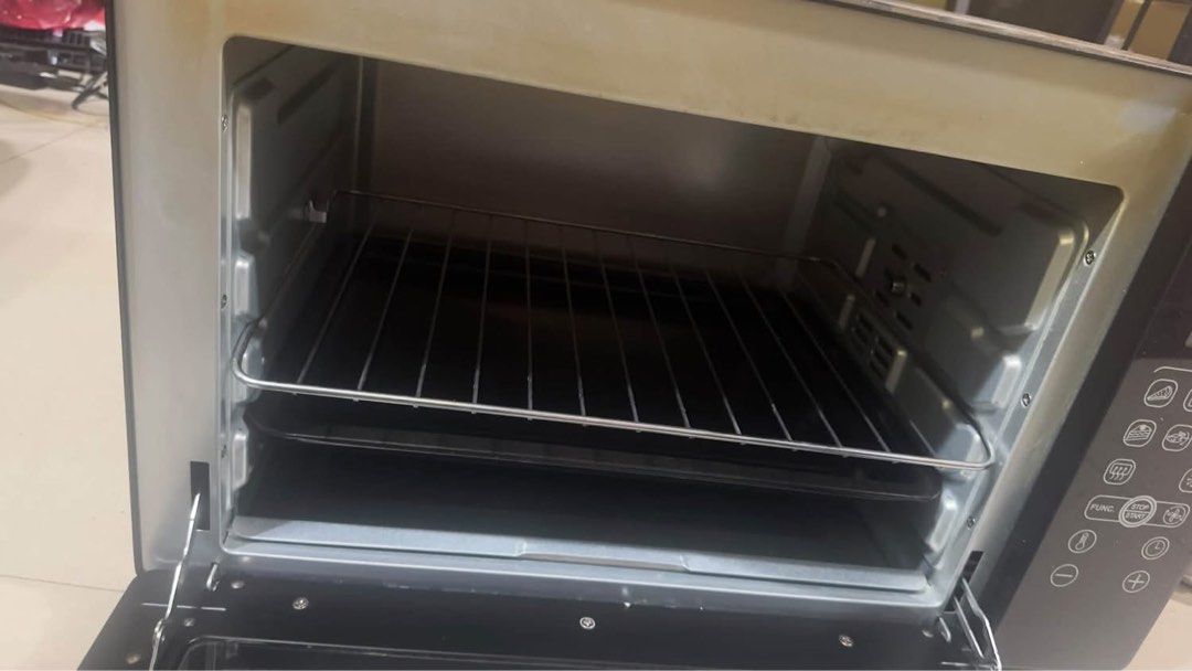Kyowa electric oven (Category: Bakeware) located in Manila. Submitted by ivyfv04 (Listing ID 1470791655, Image 2). Description: Kyowa electric oven Kw-3352 45 liters No issue.