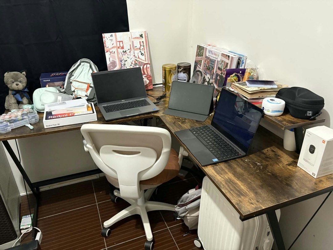 L - Shape Computer/Study Table (Category: Tables & Sets) located in Rizal. Submitted by nicoyyyyy (Listing ID 1470913037, Image 1). Description: ✨ L - Shape Table ✨ ✅ Good Condition 💡 Naka assemble pa po, need disassemble pag pick up po pra magkasya sa pinto. 💡 With minor flaw 💡 Lahat po actual picture. Maliban sa LAST picture grab pic pero same table para lang makita size. Selling Price: 2,700 Original Price: 4,999 For PICK UP ONLY ‼️ LOCATIO