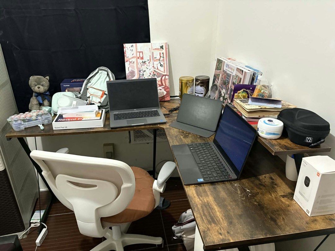 L - Shape Computer/Study Table (Category: Tables & Sets) located in Rizal. Submitted by nicoyyyyy (Listing ID 1470913037, Image 2). Description: ✨ L - Shape Table ✨ ✅ Good Condition 💡 Naka assemble pa po, need disassemble pag pick up po pra magkasya sa pinto. 💡 With minor flaw 💡 Lahat po actual picture. Maliban sa LAST picture grab pic pero same table para lang makita size. Selling Price: 2,700 Original Price: 4,999 For PICK UP ONLY ‼️ LOCATIO