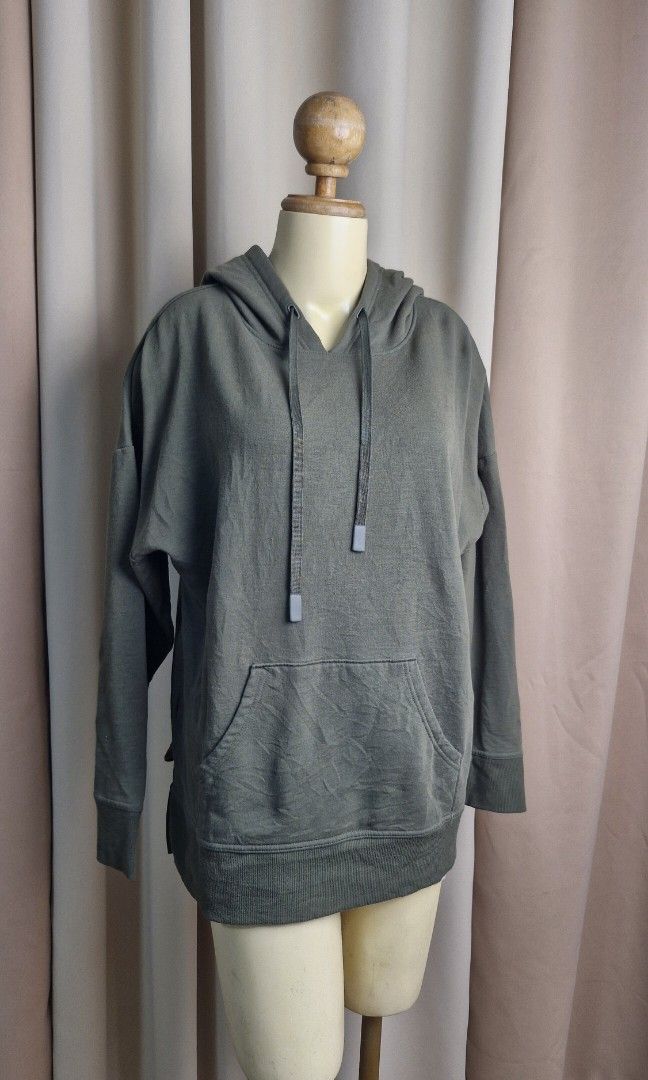 L: Athletic Hoody Jacket (Category: Coats, Jackets and Outerwear) located in Calabanga. Submitted by deniseallyson (Listing ID 1470864675, Image 1). Description: .