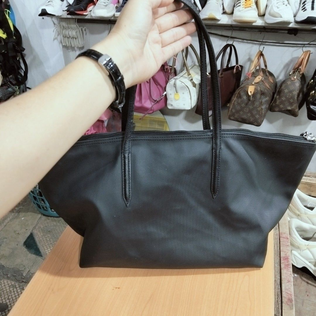 Lacoste (Category: Tote Bags) located in El Salvador. Submitted by francheskaukayukay (Listing ID 1470838123, Image 3). Description: .